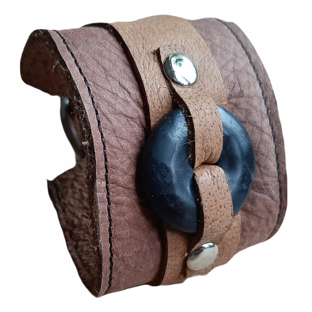 Bruin leren cuff met Shungit donut
