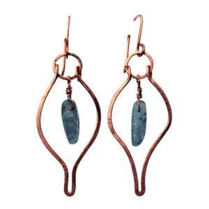 Koperen-oorhangers-blauwe-kyaniet